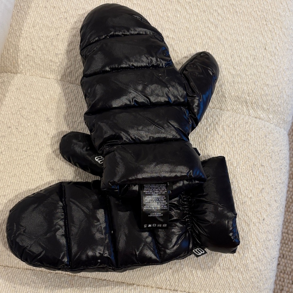 Aritzia super puff gloves M/L